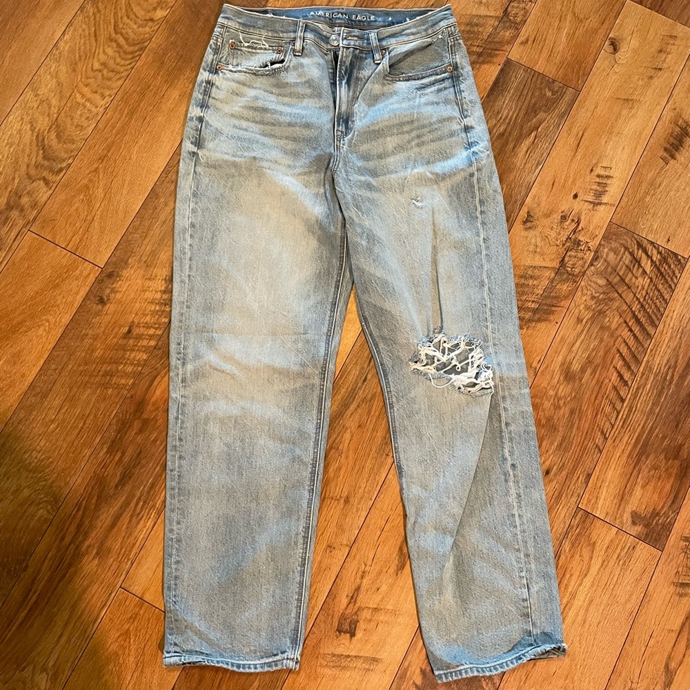 American Eagle 8L distressed light wash like new jeans 90s Boyfriend
